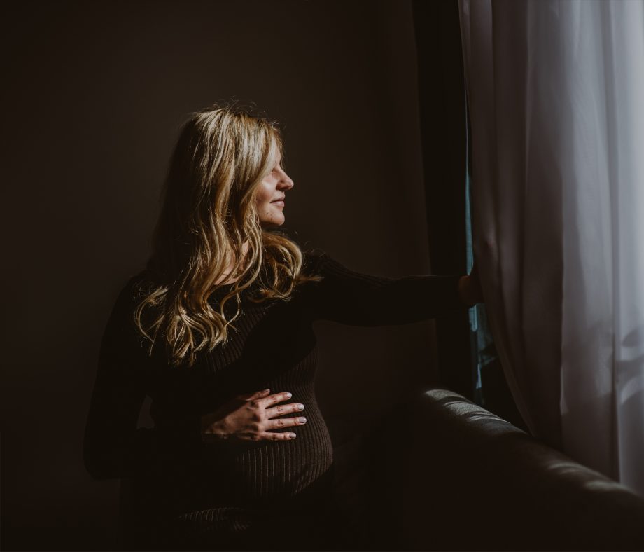 naturalna sesja ciążowa w domu