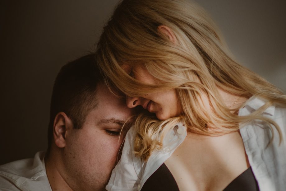 naturalna sesja ciążowa w domu