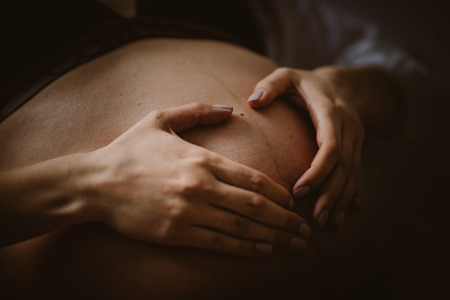 naturalna sesja ciążowa w domu