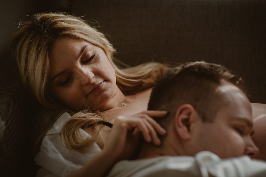 naturalna sesja ciążowa w domu