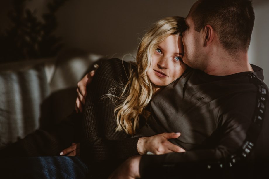 naturalna sesja ciążowa w domu