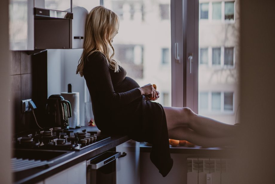 naturalna sesja ciążowa w domu