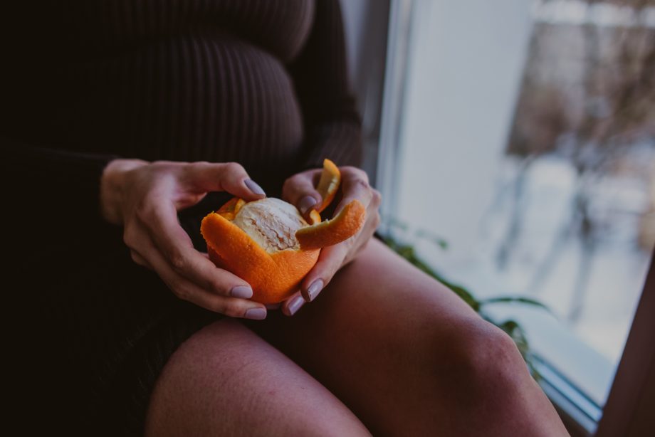 naturalna sesja ciążowa w domu