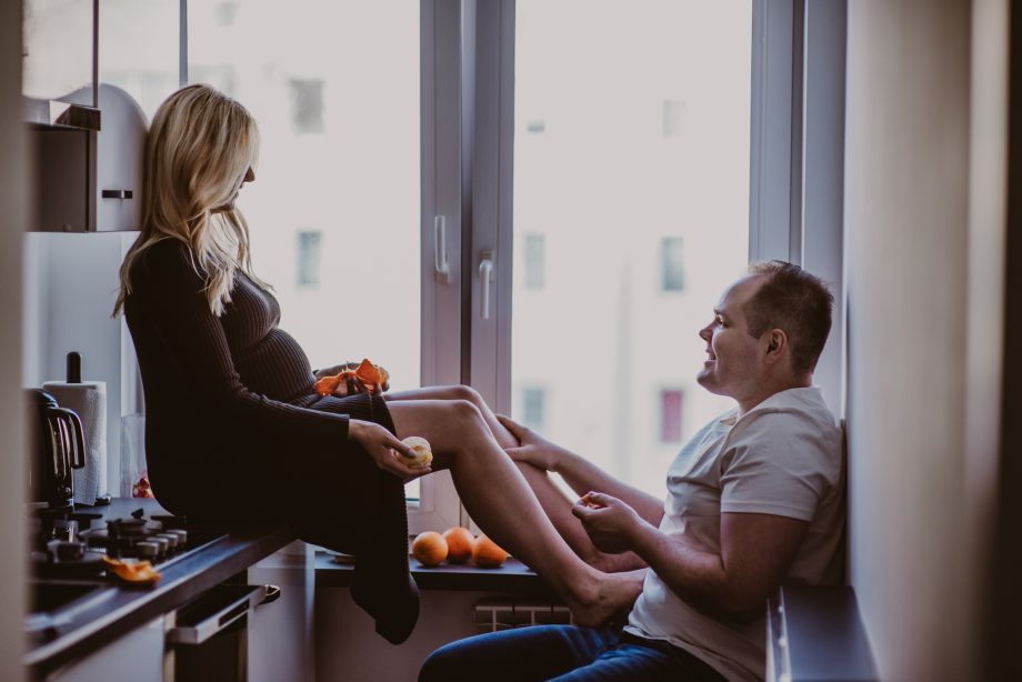 naturalna sesja ciążowa w domu