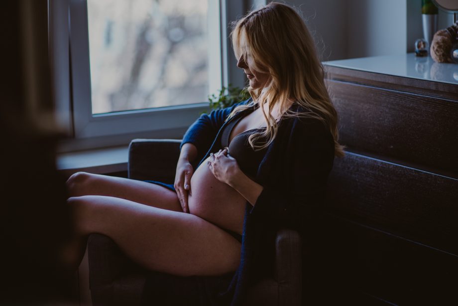 naturalna sesja ciążowa w domu