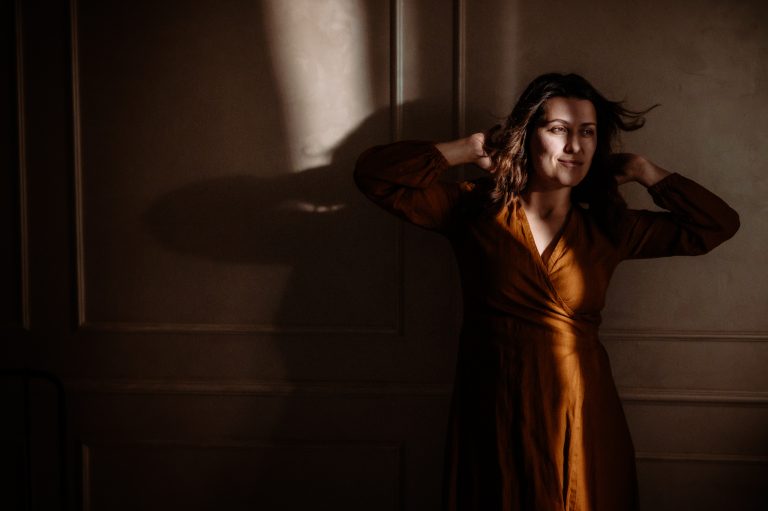 Naturalna sesja kobieca w studiu