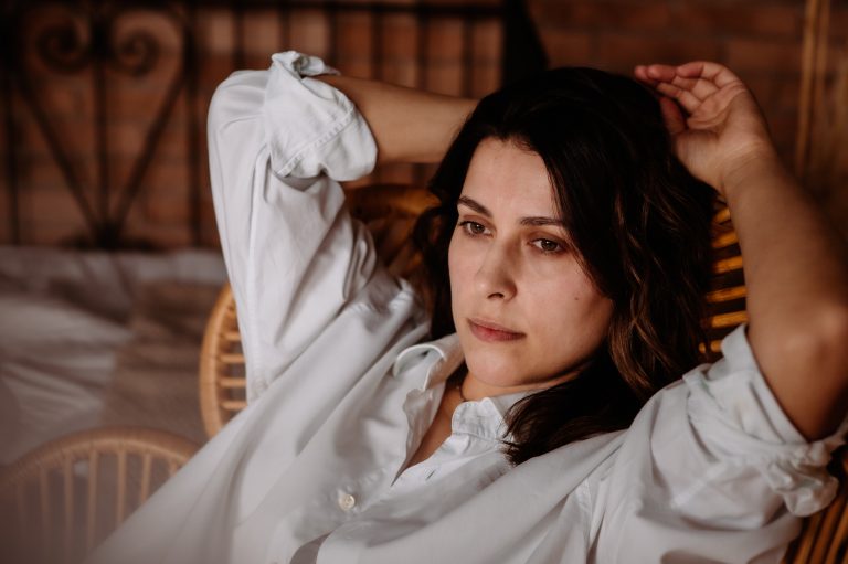 Naturalna sesja kobieca w studiu