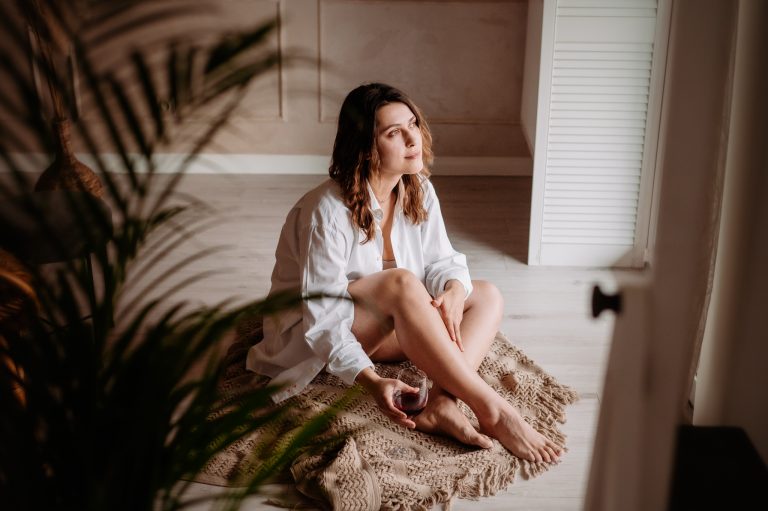 Naturalna sesja kobieca w studiu