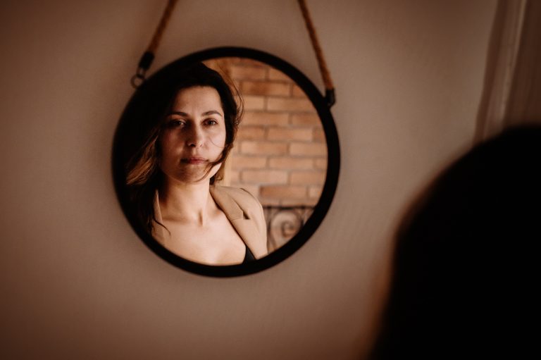 Naturalna sesja kobieca w studiu