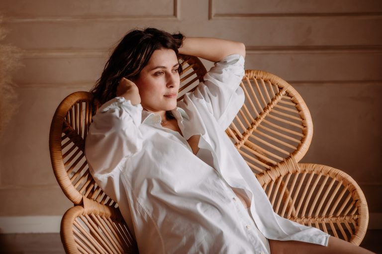 Naturalna sesja kobieca w studiu