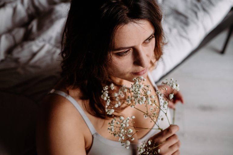 naturalna sesja kobieca w studiu