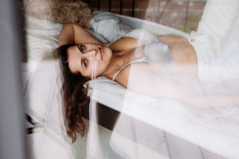 Naturalna sesja kobieca w studiu