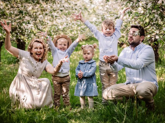 sesja rodzinna w kwitnącym sadzie
