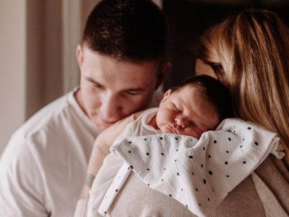 naturalna sesja noworodkowa w studiu