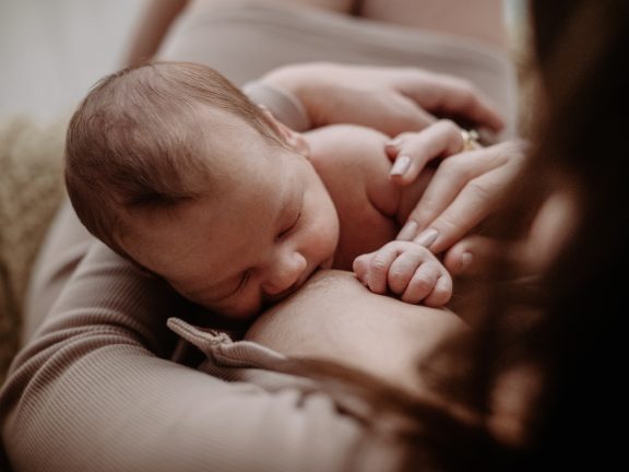 naturalna sesja noworodkowa w studiu